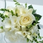 Buchet special de mireasa din frezii si trandafiri albi