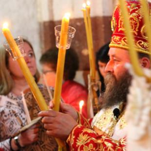 Preot ortodox la slujbă