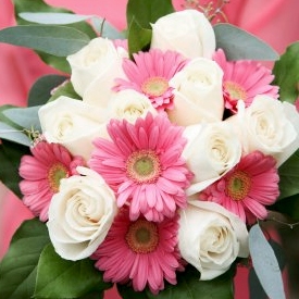 Buchet luxuriant cu trandafiri albi si gerbera roz