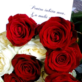 Buchet romantic de trandafiri rosii si albi