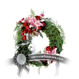 Coroană funerară rotundă din crini și trandafiri