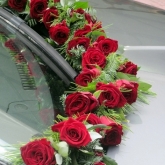 Aranjament masina trandafiri rosii