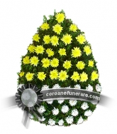 Coroana funerara din crizanteme dispuse simetric