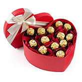 Cutie GOLD cu petale de trandafir si Ferrero Rocher
