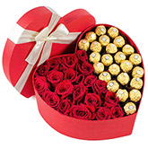 Cutie GOLD cu trandafiri si Ferrero Rocher