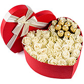 Cutie GOLD cu trandafiri albi îndulciți cu Ferrero Rocher
